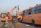 गोरखपुर से दिल्ली जा रही एसी स्लीपर बस ट्रक से भिड़ी,चार की मौत