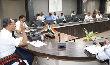 आजमगढ़ में जिलाधिकारी की अध्यक्षता में नगर विकास सेक्टर की बैठक