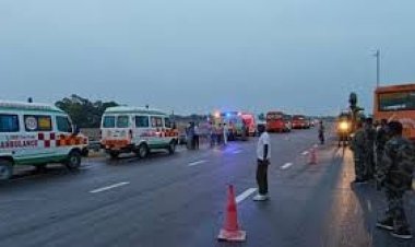 पूर्वांचल एक्सप्रेस-वे पर दिल दहलाने वाला हादसा: टैंकर से टकराई होमगार्डों से भरी बस, एक की मौत, 15 घायल