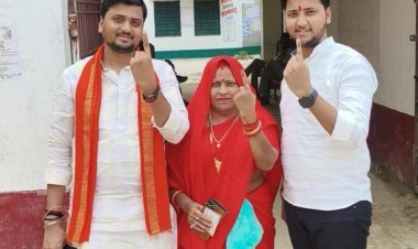 आजमगढ़: जिला पंचायत सदस्य विशाल सेठ ने सपरिवार किया मतदान, लोकतांत्रिक महापर्व में भाग लेने की अपील