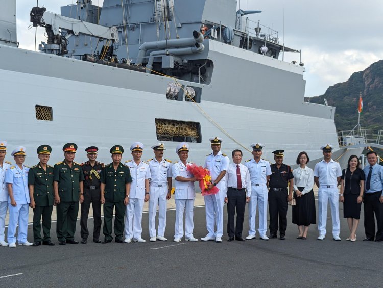 भारतीय नौसेना पोत  आईएनएस किल्टन द्वारा वियतनाम की कैम रन खाड़ी (कैम रन बे) की यात्रा