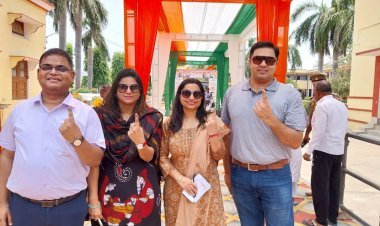 गोरखपुर: जिला अधिकारी और वरिष्ठ पुलिस अधीक्षक ने सपरिवार मतदान कर लोकतंत्र को किया मजबूत, मतदाताओं से की भयमुक्त होकर वोट देने की अपील