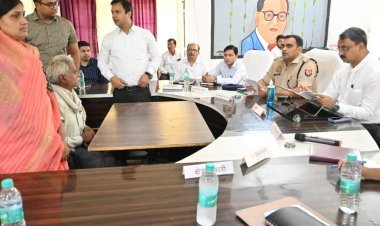 आजमगढ़ में सम्पूर्ण समाधान दिवस: जिलाधिकारी और पुलिस अधीक्षक ने सुनी जनता की समस्याएं