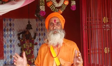 बड़हलगंज की चिंताजनक स्थिति: सड़कों पर बने गड्ढे, मंदिर के बाहर खतरा