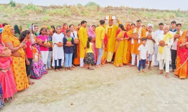 गाजे-बाजे के साथ निकली कलश यात्रा