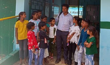 स्थानांतरण होने पर शिक्षक को नम आंखों से दी गई विदाई