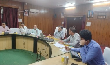 मण्डलायुक्त ने की विकास, निर्माण, राजस्व कार्यों की समीक्षा