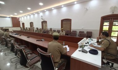 पचास विवेचकों के साथ एसएसपी  ने  की बैठक