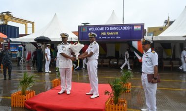 भारतीय नौसेना का जहाज आईएनएस रणवीर बांग्लादेश के चटगांव पहुंचा