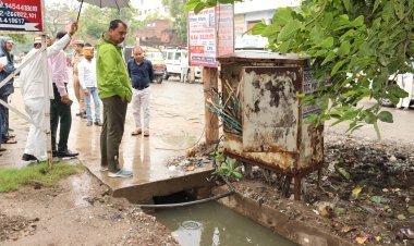 जिलाधिकारी विशाल भारद्वाज का शहर भ्रमण: बारिश के बीच नालों की सफाई का जायजा