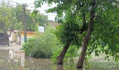 तिघरा खैरवा के सामुदायिक शौचालय का निर्माण और ग्रामीणों की नाराजगी: भारी वर्षा में जलमग्न