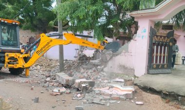 बड़हलगंज में नगर पंचायत का बुलडोजर चला, चार मकानों पर कार्रवाई