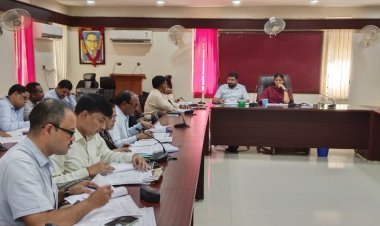 जिलाधिकारी ने मनरेगा कार्यो व गौशालाओं में मूलभूत सुविधाओं को लेकर की बैठक