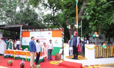 डाक विभाग ने उत्साह से मनाया 78वां स्वतंत्रता दिवस, अहमदाबाद मुख्य डाक घर पर पोस्टमास्टर जनरल कृष्ण कुमार यादव ने फहराया राष्ट्रीय ध्वज