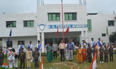 यू.एस. सेंट्रल एकेडमी: स्वतंत्रता दिवस समारोह में विद्यार्थियों की चमक