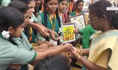 राष्ट्रपति द्रौपदी मुर्मु ने राष्ट्रपति भवन में देश भर के विभिन्न स्कूलों के बच्चों के साथ रक्षा बंधन मनाया