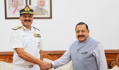 नौसेना प्रमुख एडमिरल दिनेश कुमार त्रिपाठी ने केंद्रीय मंत्री डॉ. जितेंद्र सिंह से मुलाकात की