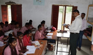 जिलाधिकारी विशाल भारद्वाज ने आजमगढ़ में ग्रामीण विकास और शिक्षा की गुणवत्ता की समीक्षा की, कई परियोजनाओं का निरीक्षण किया