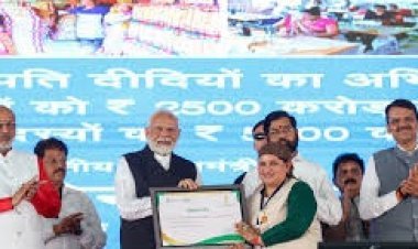 प्रधानमंत्री नरेन्द्र मोदी ने महाराष्ट्र के जलगांव में लखपति दीदी सम्मेलन को संबोधित किया