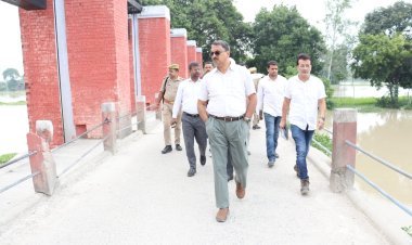 जिलाधिकारी विशाल भारद्वाज का बाढ़ प्रभावित क्षेत्रों का दौरा, राहत एवं स्वास्थ्य सेवाओं का लिया जायज़ा