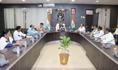 आजमगढ़: जिलाधिकारी ने की राष्ट्रीय ग्रामीण आजीविका मिशन की समीक्षा, स्वयं सहायता समूहों को मजबूत बनाने पर जोर