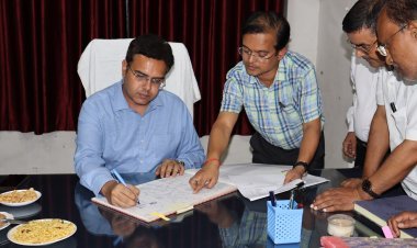 आज़मगढ़: नवागत जिलाधिकारी नवनीत सिंह चहल ने संभाला कार्यभार, जनकल्याणकारी योजनाओं को पहुंचाएंगे शीर्ष प्राथमिकता