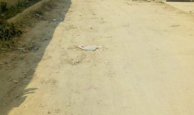 हाटा बाजार की सर्विस लेन की दुर्दशा: राहगीरों और व्यापारियों के लिए मुश्किलें बढ़ीं, समाधान की मांग तेज