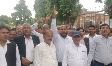 अधिवक्ताओ ने विभिन्न मांगों को लेकर प्रदर्शन कर सौपा ज्ञापन