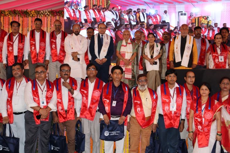 आजमगढ़ विश्वविद्यालय का ऐतिहासिक प्रथम दीक्षांत समारोह भव्यता के साथ संपन्न: महामहिम राज्यपाल ने बेटियों के उज्जवल भविष्य का किया आह्वान