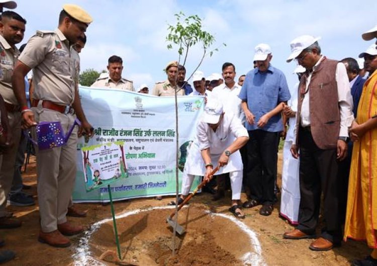 मत्स्यपालन विभाग द्वारा स्वच्छता ही सेवा अभियान 2024 के तहत वृक्षारोपण कार्यक्रम "एक पेड़ मां के नाम"  का आयोजन