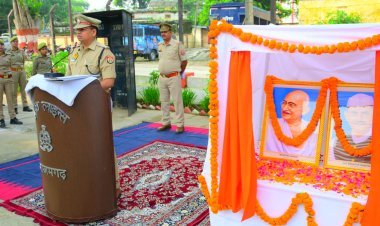 आजमगढ़ पुलिस ने महात्मा गांधी और लाल बहादुर शास्त्री जी की जयंती पर दी श्रद्धांजलि, कर्तव्य और सेवा के आदर्शों को किया नमन