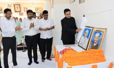 आजमगढ़ कलेक्ट्रेट में महात्मा गांधी और लाल बहादुर शास्त्री जी की जयंती पर सम्मान समारोह—जिलाधिकारी नवनीत सिंह चहल ने झंडारोहण कर किया राष्ट्र की सेवा का आह्वान