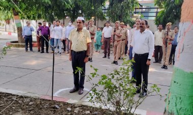 गांधी जयन्ती के अवसर पर मण्डलायुक्त ने कार्यालय भवन पर फहराया राष्ट्रीय ध्वज