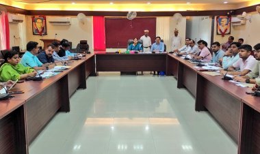 जिलाधिकारी ने कर-करेत्तर वसूली एवं राजस्व कार्यो की किया समीक्षा