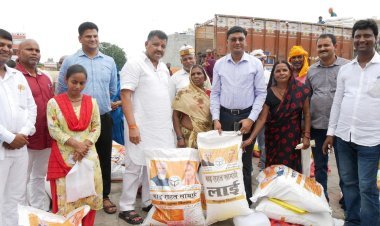 नौशाढ़ में बाढ़ राहत सामग्री विधायक व तहसीलदार सदर ने किया राशन वितरण