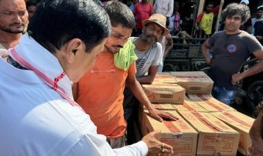 केंद्रीय पत्तन, पोत परिवहन और  जलमार्ग मंत्री सर्बानंद सोनोवाल ने डिब्रूगढ़ में रिक्शा और ठेला चालकों से मुलाकात की