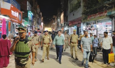 दशहरा और दीपावली की तैयारियों में प्रशासन अलर्ट: जिलाधिकारी नवनीत सिंह चहल और पुलिस अधीक्षक हेमराज मीना ने नगर में किया पैदल मार्च, शांतिपूर्ण त्योहारों के लिए जनता से सहयोग की अपील