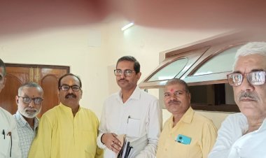 राजस्व परिषद के अध्यक्ष को सौंपा गया ज्ञापन