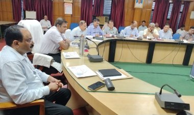 मण्डलायुक्त ने की एक करोड़ से अधिक लागत की निर्माणाधीन परियोजनाओं की समीक्षा