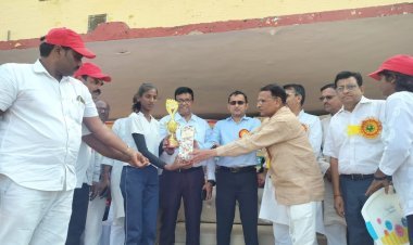 ज्ञानेंद्र ओझा ने विजयी प्रतिभागियों को किया सम्मानित