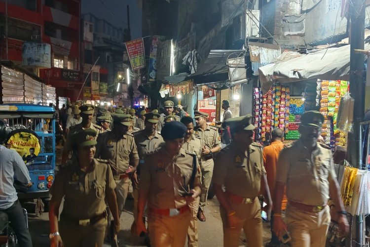 विजयदशमी पर गोरखपुर पुलिस का पैदल गश्त और फ्लैग मार्च: दुर्गा पंडालों और विसर्जन स्थलों का निरीक्षण