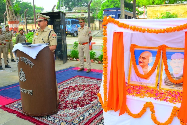 आजमगढ़ पुलिस ने महात्मा गांधी और लाल बहादुर शास्त्री जी की जयंती पर दी श्रद्धांजलि, कर्तव्य और सेवा के आदर्शों को किया नमन