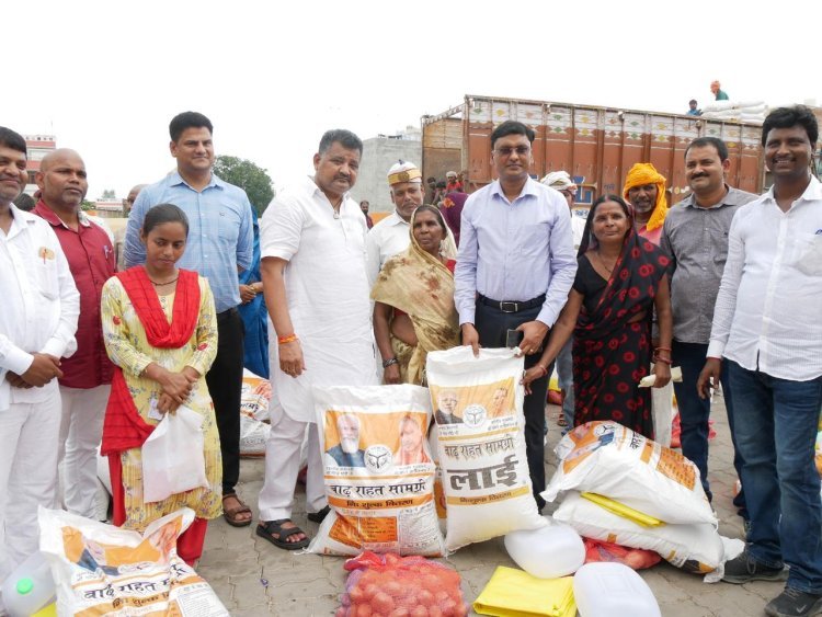 नौशाढ़ में बाढ़ राहत सामग्री विधायक व तहसीलदार सदर ने किया राशन वितरण
