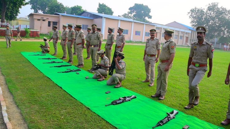 पुलिस अधीक्षक हेमराज मीना ने किया शुक्रवार की परेड का निरीक्षण: पुलिस बल को दिए कर्तव्य निष्ठा और कुशलता के निर्देश