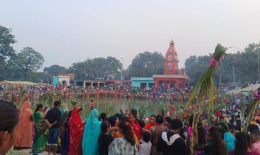 छठ व्रती महिलाओं ने भैरव धाम पोखरे में डूबते सूर्य को दिया अर्ध्य