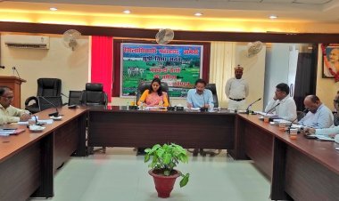 चकबंदी कार्यों को लेकर जिलाधिकारी ने की समीक्षा बैठक