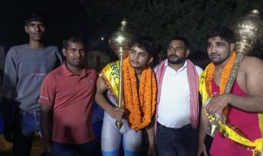 गोरखपुर के माटी के लालों का जलवा: मामखोर में जिला केसरी मल्लयुद्ध में पहलवानों ने दिखाया दमखम, बड़हलगंज के आदित्य बने 'जिला कुमार'