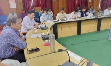 मण्डलायुक्त ने की मण्डल के जनपदों में हुए विकास कार्यों की प्रगति समीक्षा