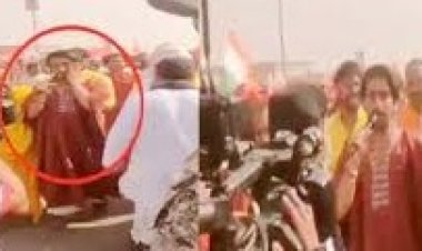 झांसी: हिंदू एकता यात्रा में धीरेंद्र शास्त्री पर फेंका गया मोबाइल, गाल पर लगा, सुरक्षा पर उठे सवाल