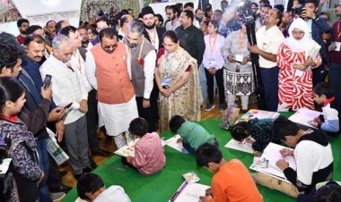 आयुष मंत्री प्रतापराव जाधव ने IITF के आयुष मंडप का दौरा किया